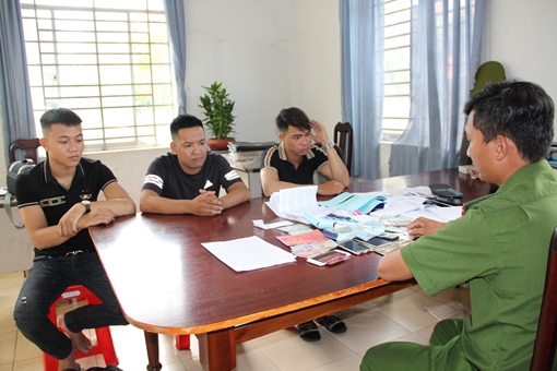 Đang buôn bán chăn ga "bỗng" chuyển sang nhóm cho vay lãi nặng